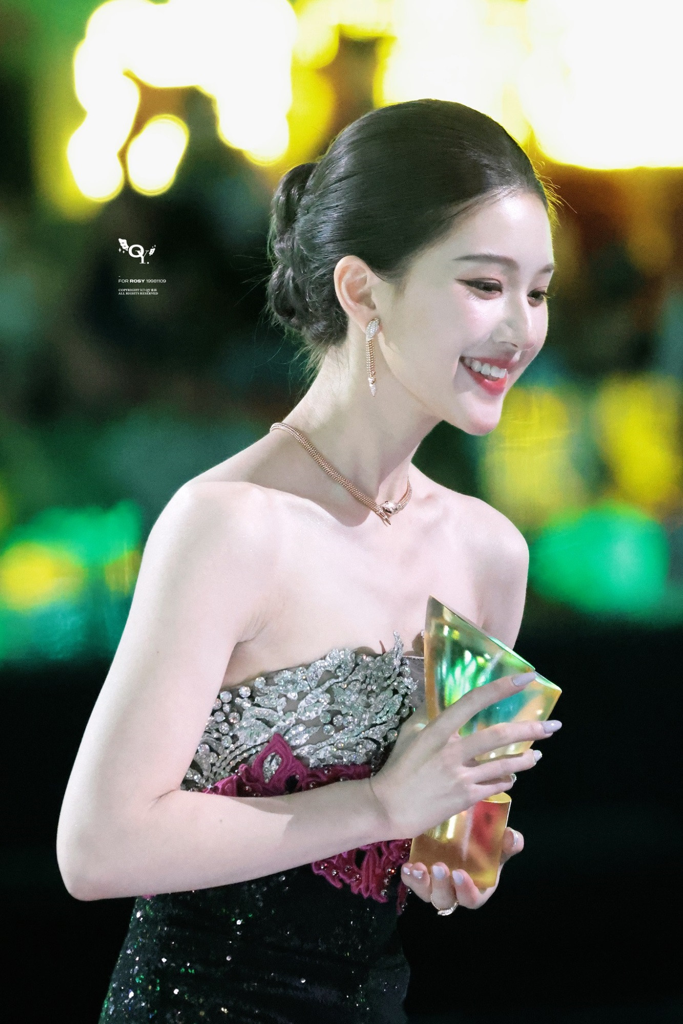 Tạo hình của Triệu Lộ Tư vấp tranh cãi trên mạng xã hội - Ảnh 1