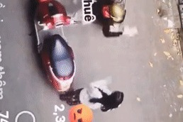 Vụ bắt nữ sinh ở Hà Nội quỳ xin lại gói hàng: Nhân chứng kể lại phút náo loạn