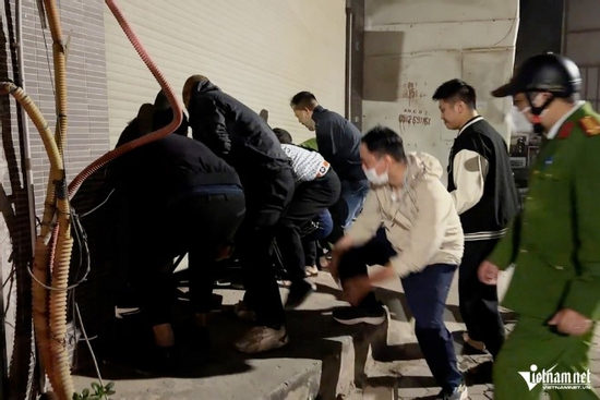 Vụ cháy chợ Xanh ở Hà Nội: Hàng chục thanh niên nhấc cửa cuốn cứu 1 gia đình