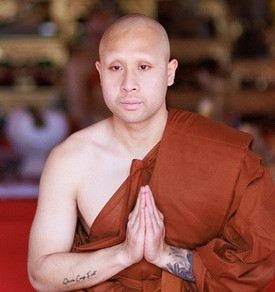 Cầu thủ Thái Lan bất ngờ xuất gia dù đang thi đấu - Ảnh 1.