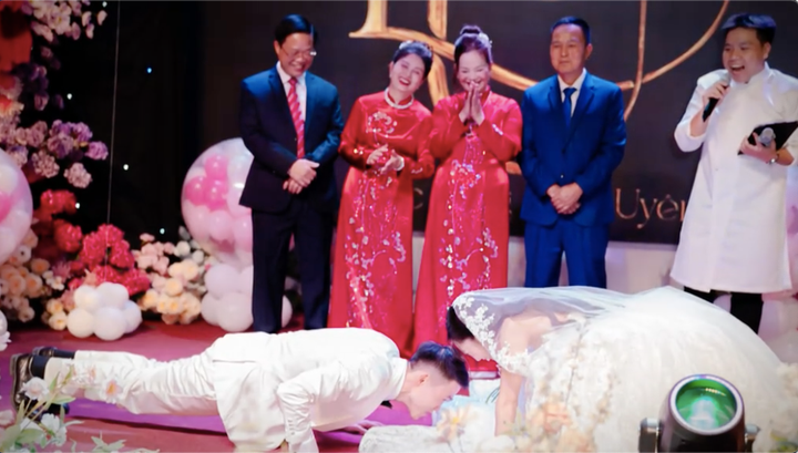 Dân mạng ngợi khen hành động tinh tế của chú rể trong ngày cưới. (Ảnh chụp màn hình)