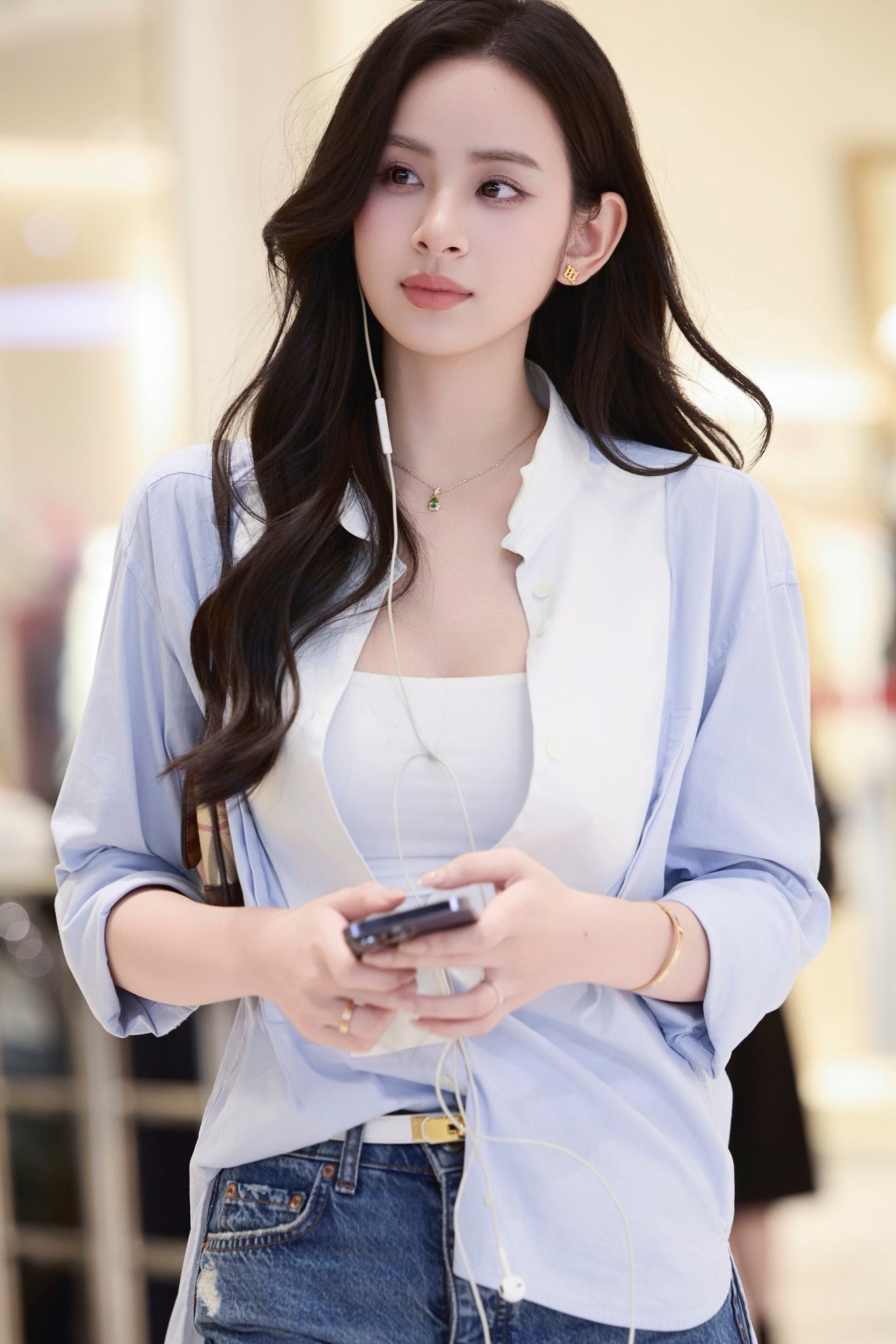 Hoa hậu đua nhau chụp ảnh trạm tỷ đang gây sốt - Ảnh 4.