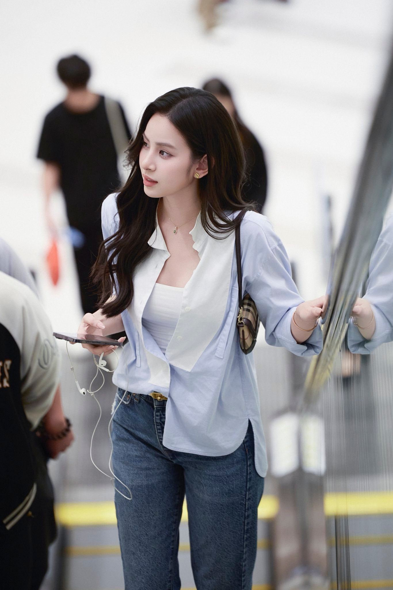 Hoa hậu đua nhau chụp ảnh trạm tỷ đang gây sốt - Ảnh 1.