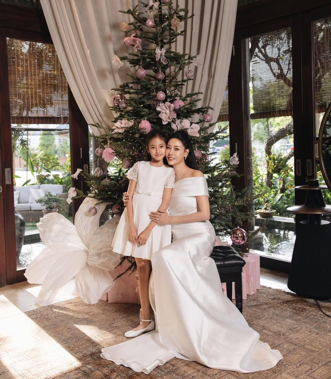 Hoa hậu Hà Kiều Anh và con gái Viann diện đồ sang chảnh  đón Giáng sinh - Ảnh 2.
