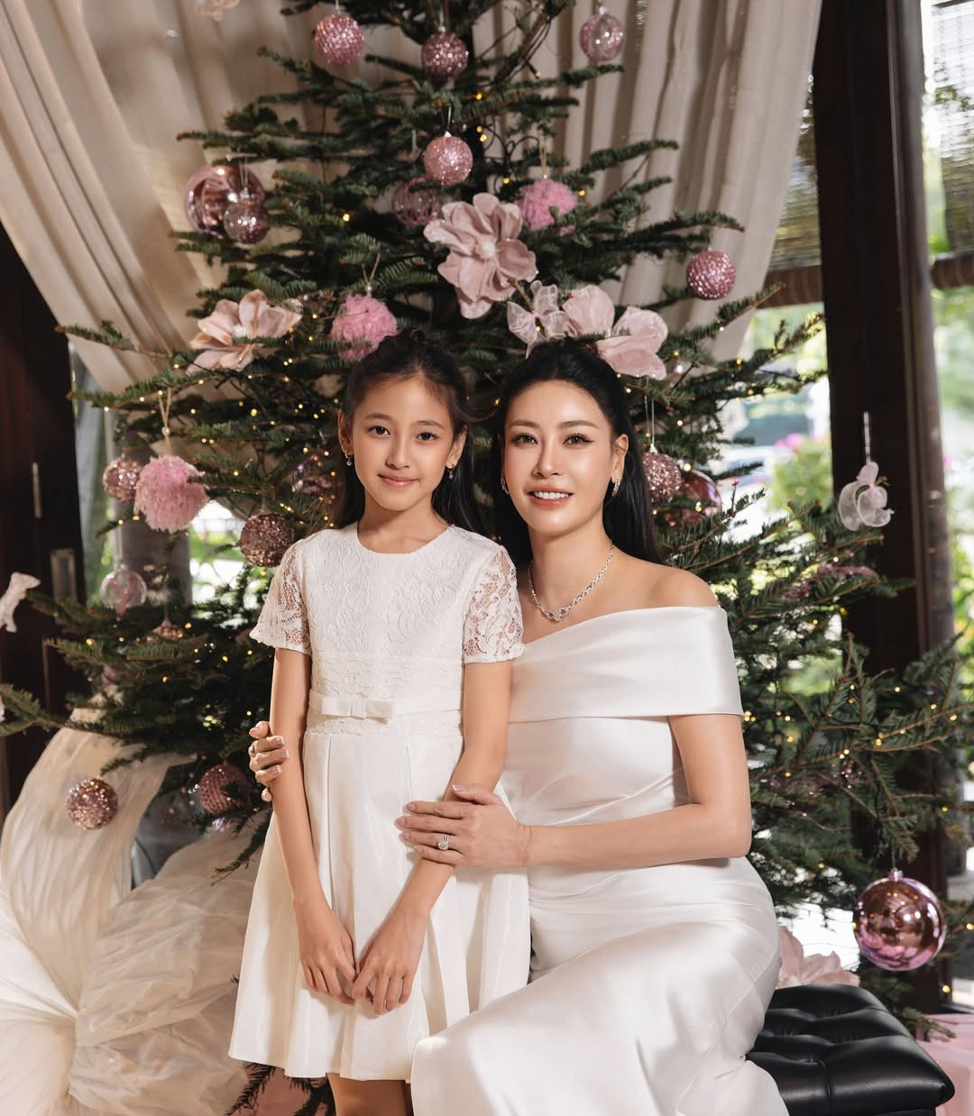 Hoa hậu Hà Kiều Anh và con gái Viann diện đồ sang chảnh  đón Giáng sinh - Ảnh 3.