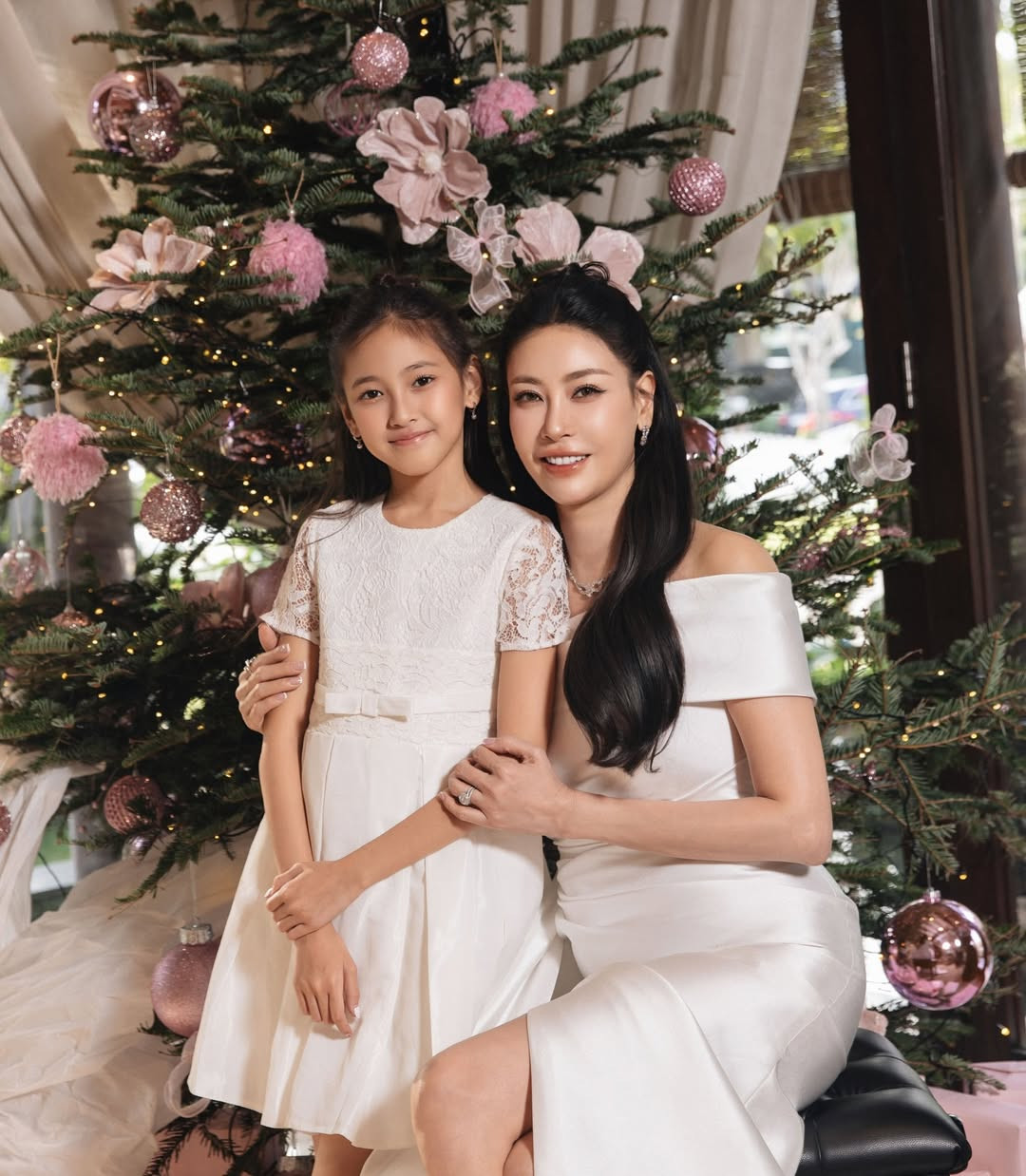 Hoa hậu Hà Kiều Anh và con gái Viann diện đồ sang chảnh đón Giáng sinh - Ảnh 11.