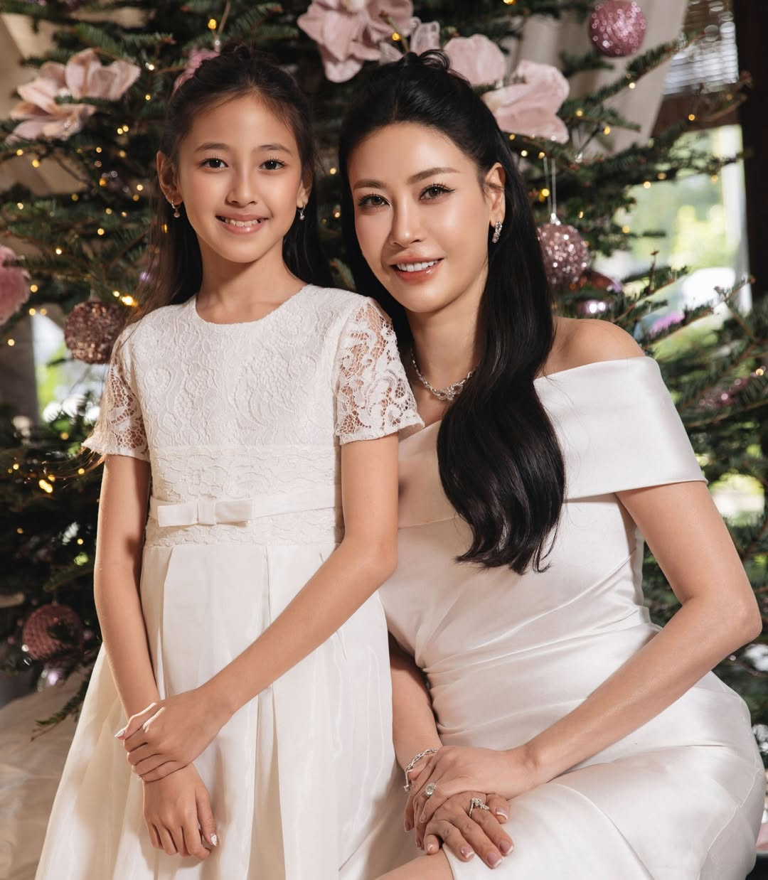 Hoa hậu Hà Kiều Anh và con gái Viann diện đồ sang chảnh đón Giáng sinh - Ảnh 1.