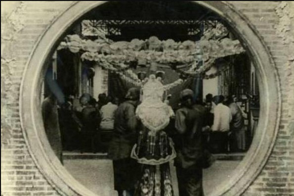 Năm 1904, chú rể 29 tuổi vén khăn voan tân nương rồi chết lặng: Gương mặt cô dâu phủ kín thứ này - Ảnh 2.