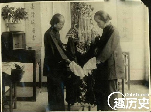 Năm 1904, chú rể 29 tuổi vén khăn voan tân nương rồi chết lặng: Gương mặt cô dâu phủ kín thứ này - Ảnh 3.