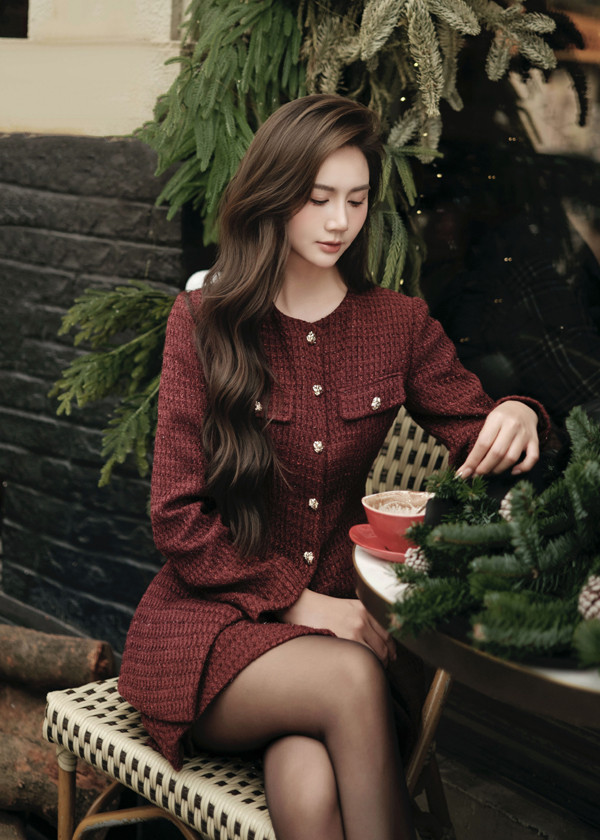 Nữ chính phim 'Cách em 1 milimet' đón giáng sinh với trang phục màu đỏ ngọt ngào - Ảnh 3.