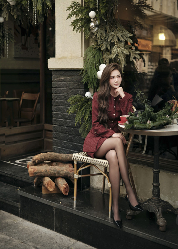 Nữ chính phim 'Cách em 1 milimet' đón giáng sinh với trang phục màu đỏ ngọt ngào - Ảnh 5.