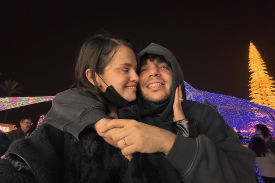 Selena Gomez tận hưởng Giáng sinh ấm áp bên ông xã Benny Blanco