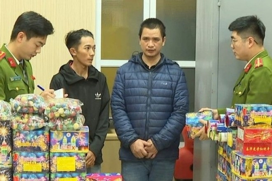 Từ dấu hiệu bất minh trên nhóm kín Facebook, cảnh sát xác định danh tính 3 người buôn hàng cấm