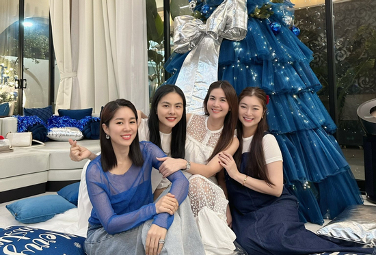 Vân Trang 'hút triệu view', khiến chị em nể phục khi trang trí nhà đón Giáng sinh