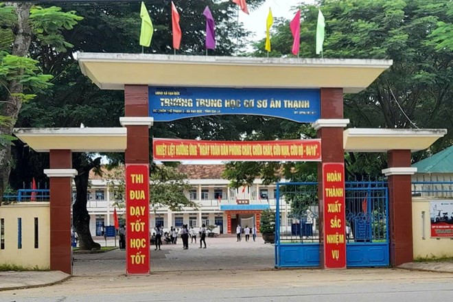 Vụ học sinh đang học bị gọi ra quét rác giữa trời nắng: Yêu cầu kỷ luật phó hiệu trưởng - Ảnh 1.