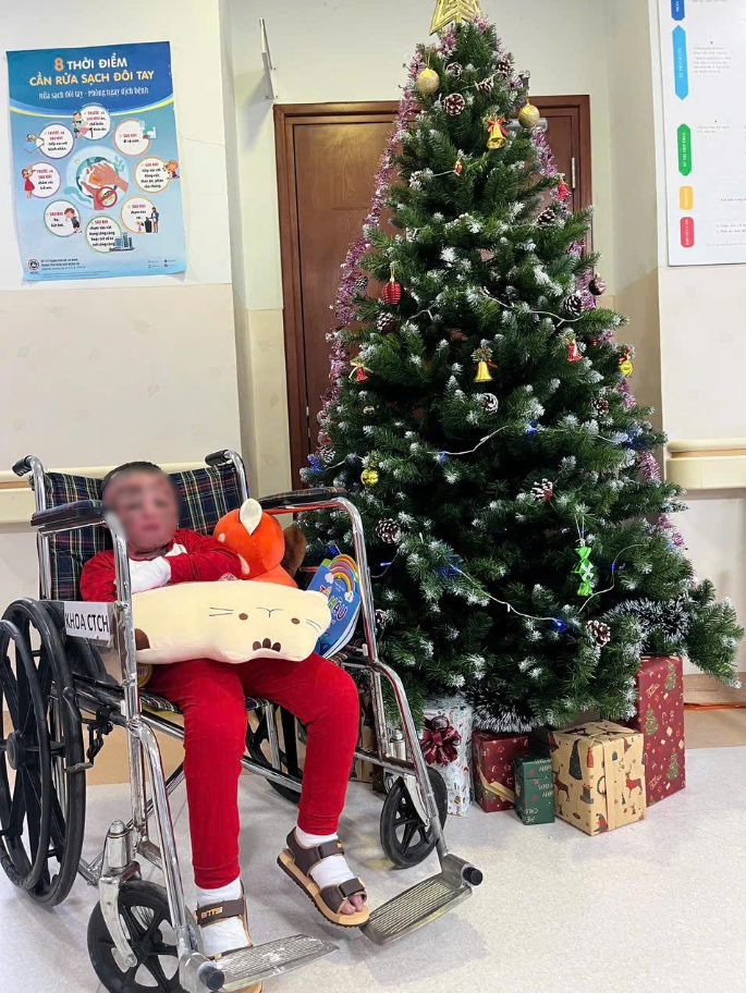 96 ngày 'chiến đấu' của bé trai 5 tuổi bị cha đốt xăng phỏng 80% - Ảnh 1