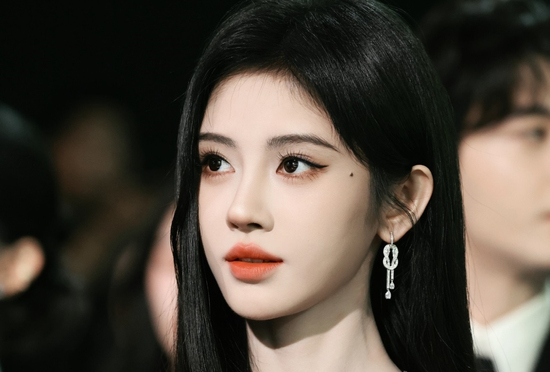 Bênh vực Cúc Tịnh Y, một nữ ca sĩ tiết lộ về bữa tiệc kín với thiếu gia