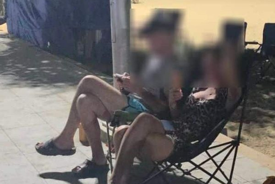 Cặp đôi có hành động phản cảm trên ghế ở bãi biển khiến du khách 'nóng mắt', cảnh sát vào cuộc điều tra