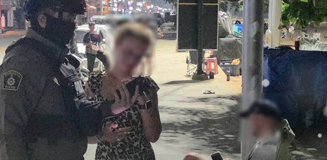 Cặp đôi có hành động phản cảm trên ghế ở bãi biển, cảnh sát vào cuộc điều tra - Ảnh 1.