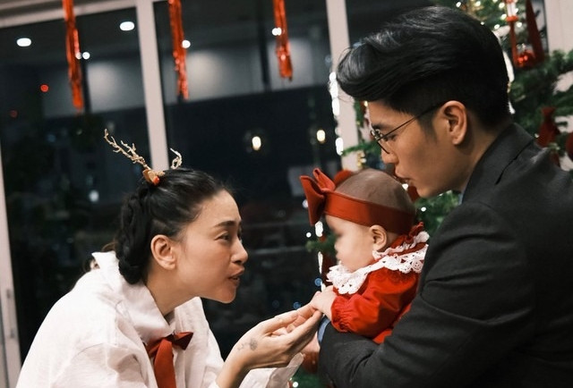 Ngô Thanh Vân - Huy Trần Hiếm Hoi Khoe Con Gái Đáng Yêu Con Gái Ngô Thanh Vân Gây Chú Ý Trong Tiệc Mừng Giáng Sinh Đầu Tiên