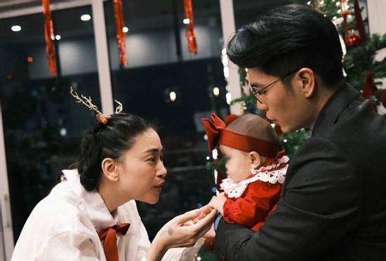 Con gái Ngô Thanh Vân gây chú ý trong tiệc mừng Giáng sinh đầu tiên