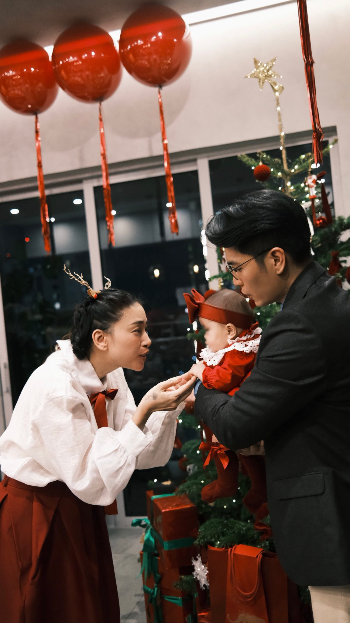 Ngô Thanh Vân và Huy Trần tổ chức tiệc Giáng sinh đầu tiên cùng con gái Gạo - Ảnh 2.