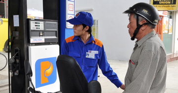 Giá xăng RON95 giảm mạnh về mốc 19.000 đồng/lít