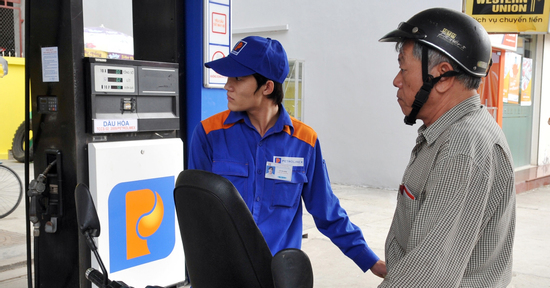 Giá xăng RON95 giảm mạnh về mốc 19.000 đồng/lít