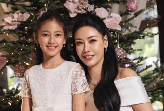 Hoa hậu Hà Kiều Anh và con gái Viann diện đồ sang chảnh  đón Giáng sinh
