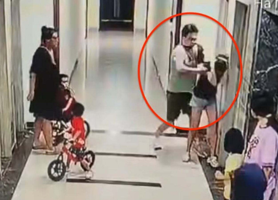 Thông tin MỚI vụ nam thanh niên hành hung phụ nữ trước mặt nhiều trẻ nhỏ ở chung cư Hà Nội - Ảnh 2