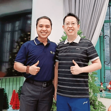 Bức ảnh chụp 2 người đàn ông bước ra từ Olympia gây sốt khắp cõi mạng