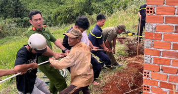 Cảnh sát thả dây, giải cứu nam thanh niên mắc kẹt dưới hố sâu 10m