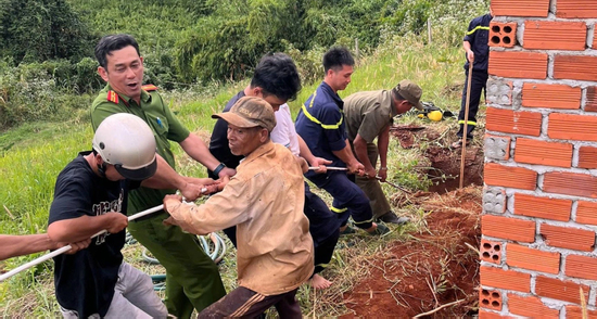 Cảnh sát thả dây, giải cứu nam thanh niên mắc kẹt dưới hố sâu 10m