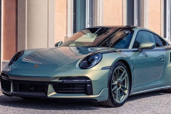 Chủ xe Porsche chỉ cần giơ máy ảnh chụp, xe tự đổi màu như tắc kè hoa