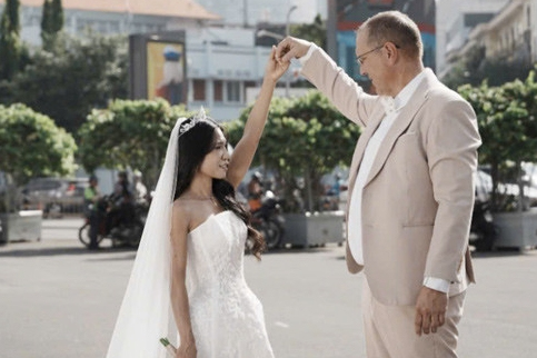 Con rể cao gần 2m, bố mẹ vợ ở Đồng Nai sửa nhà từ cầu thang đến bồn rửa mặt