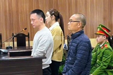 Hình ảnh vợ chồng trùm giang hồ Vi 'ngộ' hầu tòa sáng 26-12