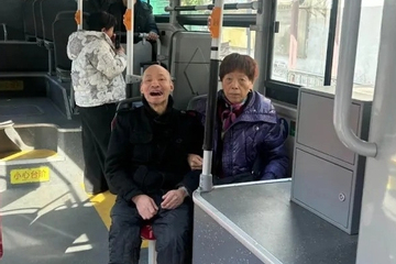 Nhặt đứa trẻ bị bỏ rơi ở ga tàu, người phụ nữ chăm sóc suốt 60 năm