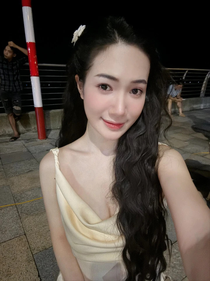 Bước ra khỏi hình tượng quyến rũ, gợi cảm trên phim, Thanh Huế ở ngoài đời là cô gái có vẻ ngoài nữ tính, ngọt ngào.