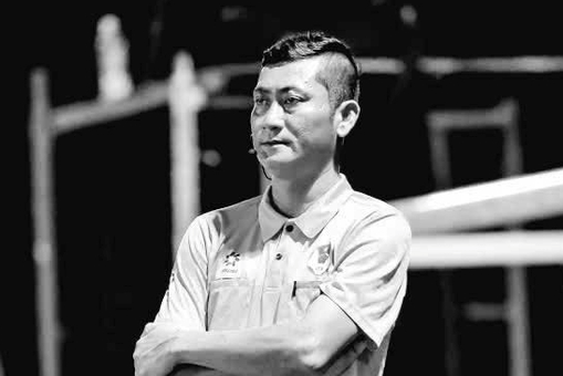 Trọng tài Việt Nam đột quỵ trên sân bóng, qua đời sau cơn đau ngực