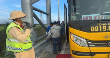 Xe khách chở quá 13 người, chủ và lái xe bị phạt gần 100 triệu đồng
