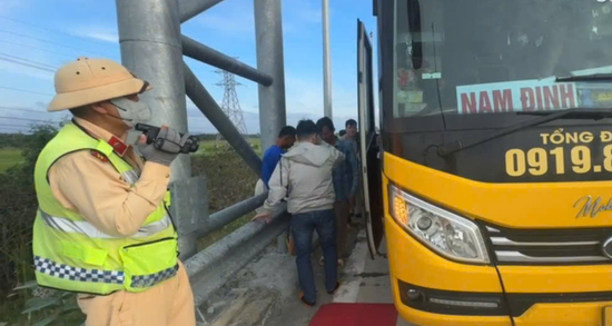 Xe khách chở quá 13 người, chủ và lái xe bị phạt gần 100 triệu đồng