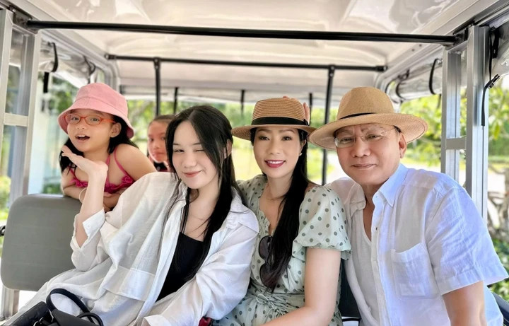 Á hậu Việt học tiến sĩ ở tuổi 54: Là giám đốc sân khấu kịch, hôn nhân viên mãn - 5