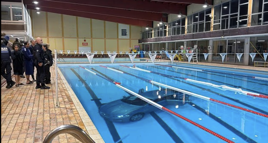 Nhầm chân ga, người mẹ lái ô tô lao xuống bể bơi khi con gái 5 tuổi ở trong xe