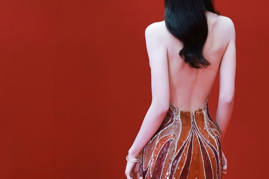 Nhìn mỹ nhân này mới biết thế nào là khung xương tỷ lệ kim cương: Nhan sắc vô thực, ngắm xong chả muốn yêu ai