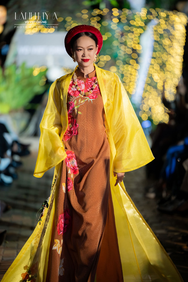 Siêu mẫu nổi tiếng phim của đạo diễn Lê Hoàng thập niên 2000 ở tuổi U50 vẫn tỏa sáng trên sàn catwalk - Ảnh 4.