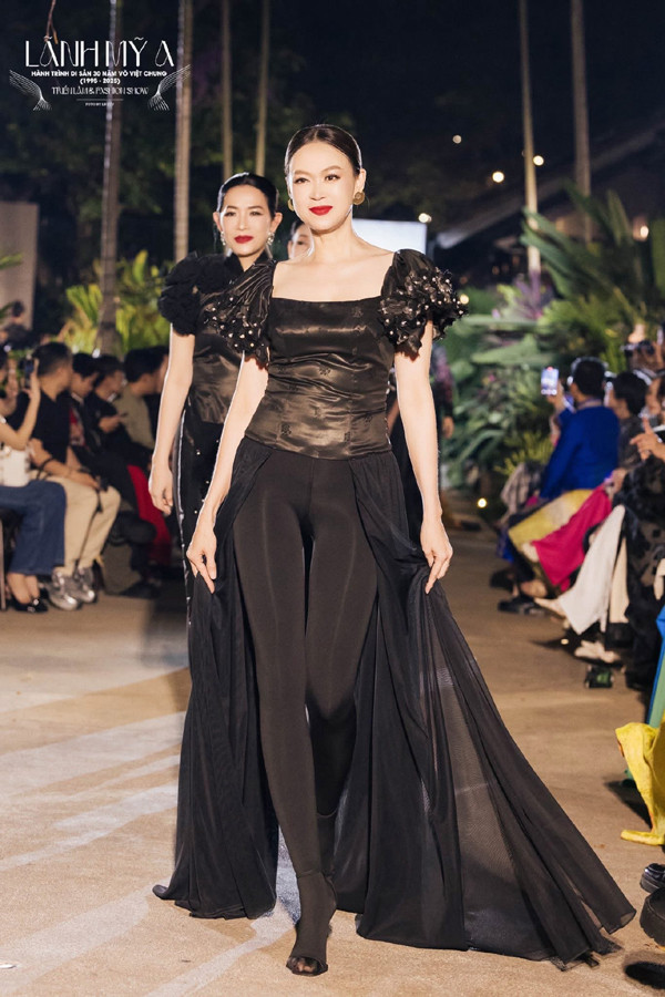 Siêu mẫu nổi tiếng phim của đạo diễn Lê Hoàng thập niên 2000 ở tuổi U50 vẫn tỏa sáng trên sàn catwalk - Ảnh 3.