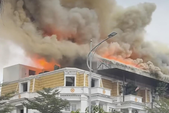 Cháy dãy biệt thự liền kề ở Hà Nội, lửa đỏ rực trên tầng thượng