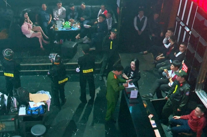 Công an phát hiện, bắt giữ nhiều đối tượng sử dụng, tổ chức sử dụng trái phép chất ma túy trong quán bar MayBach và quán Bar Qlounge 135. (Ảnh: Công an tỉnh Ninh Bình)