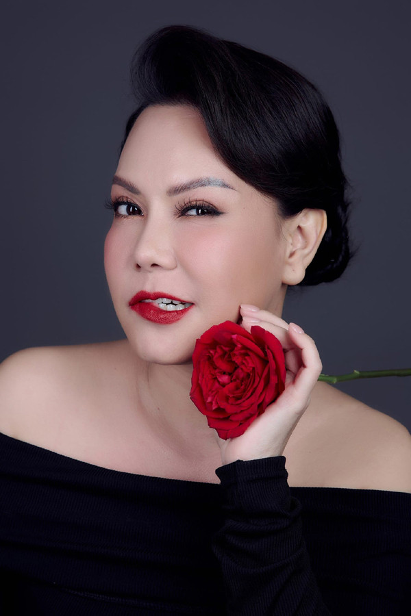 Gần 2 thập kỷ bên nhau, lý do gì khiến Việt Hương và chồng kém tuổi chưa tổ chức đám cưới? - Ảnh 1.