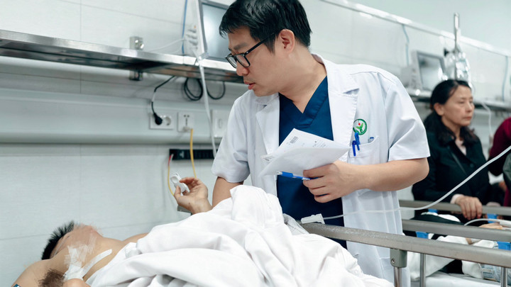 Các bác sĩ Bệnh viện Việt Đức khẩn trương cấp cứu, điều trị cho các nạn nhân bị thương trong vụ lật xe khách. (Ảnh: Bệnh viện Việt Đức)